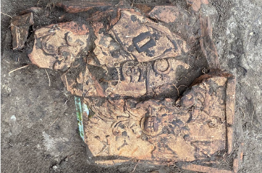 Anykščių dvarvietės archeologų radinys – XVII a. herbinių koklių fragmentai